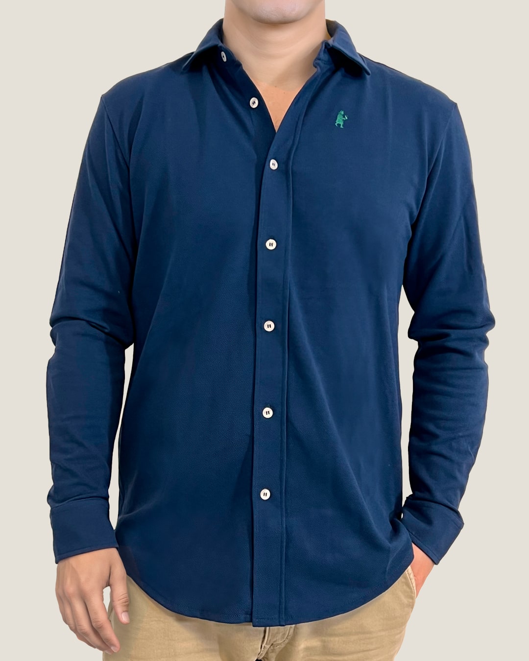 Camisa azul con el peregrino bordado en color verde.