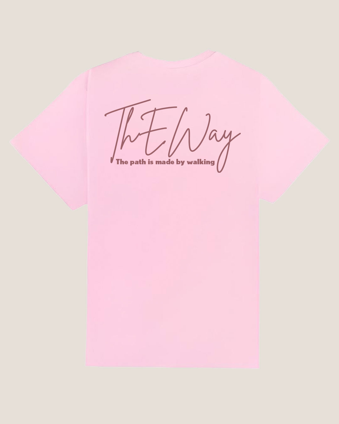 Camiseta rosa de corte oversized con un diseño inspirado en la tradición gallega y el Camino de Santiago. Confeccionada con atención al detalle y materiales de alta calidad.