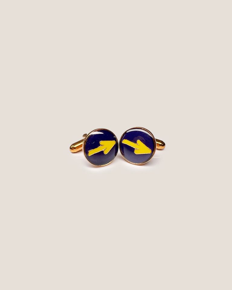 JACOBSLAND cufflinks made of brass with gold plating and enamel, featuring the arrow design of the Camino de Santiago. Handcrafted by artisans with over a century of tradition, perfect for special occasions.