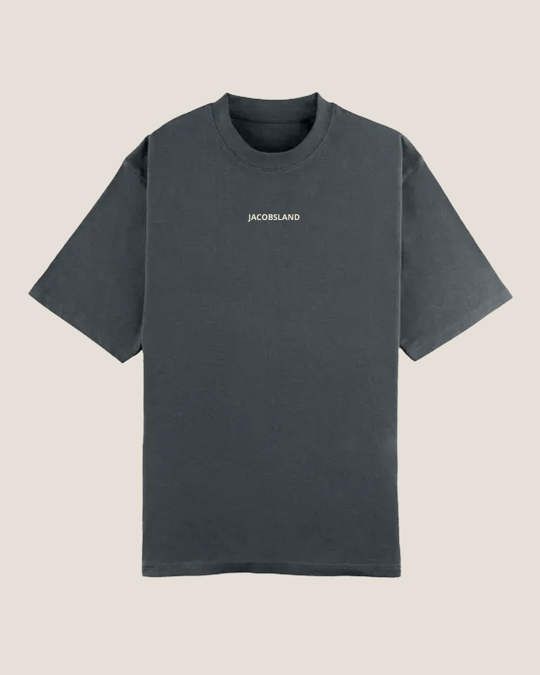 Camiseta gris bordada, confeccionada en 100% algodón orgánico, con diseño oversized y efecto vintage. Con cuello en canalé, puntada doble en mangas y bajo, y bordado exclusivo. Ideal para un look cómodo y sostenible.