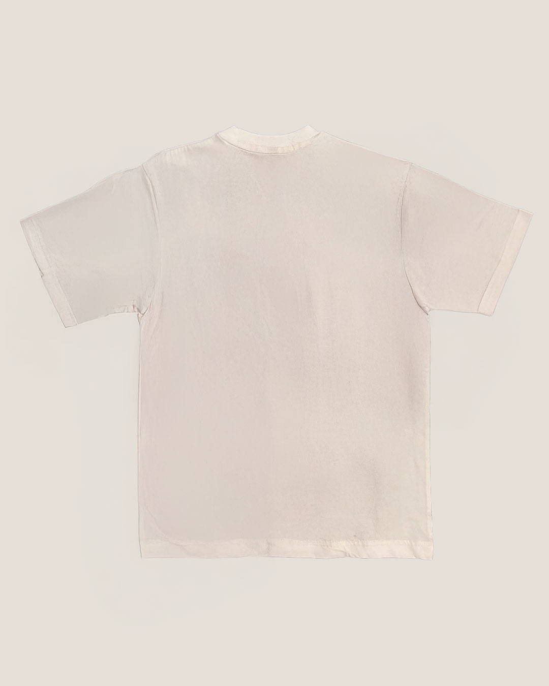 Camiseta blanca orgánica oversized, hecha en 100% algodón orgánico hilado y peinado. Con cuello en canalé 1x1, costuras reforzadas y un diseño cómodo y moderno. Ideal para looks casuales y sostenibles.