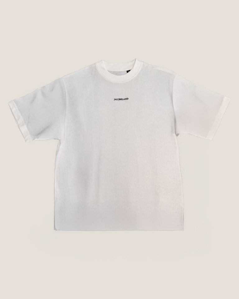 Camiseta branca orgánica oversized bordada, feita en 100% algodón orgánico hilado e peinado. Con cuello en canalé 1x1, costuras reforzadas e un deseño cómodo e moderno. Ideal para looks informais e sostibles.