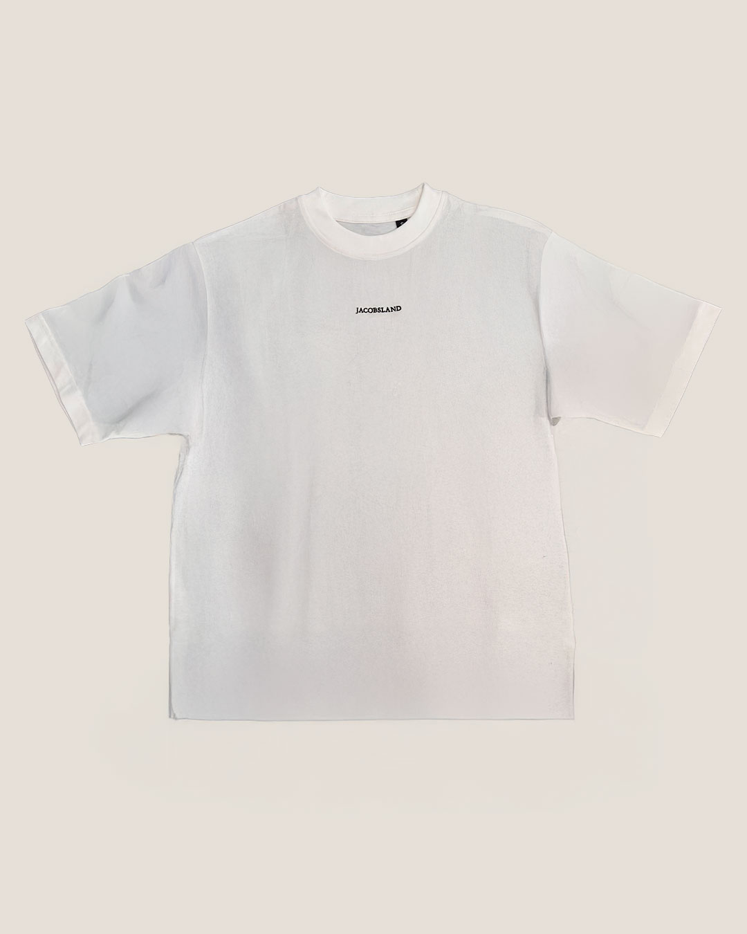 Camiseta blanca orgánica oversized, hecha en 100% algodón orgánico hilado y peinado. Con cuello en canalé 1x1, costuras reforzadas y un diseño cómodo y moderno. Ideal para looks casuales y sostenibles.